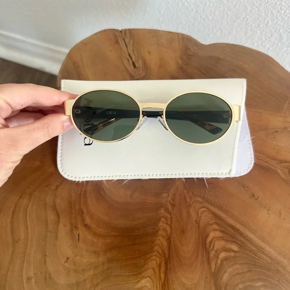 Chic Otra “Echo” Gold and Black Sunglasses - Picture 4 of 13